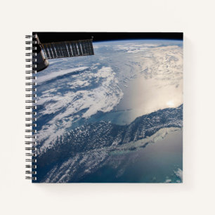 Het internationale ruimtestation boven de Atlantis Notitieboek