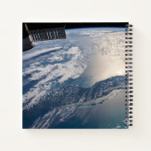 Het internationale ruimtestation boven de Atlantis Notitieboek (Achterkant)