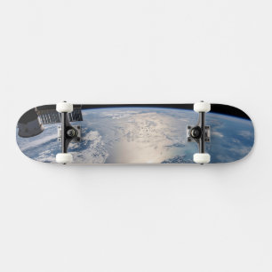 Het internationale ruimtestation boven de Atlantis Persoonlijk Skateboard