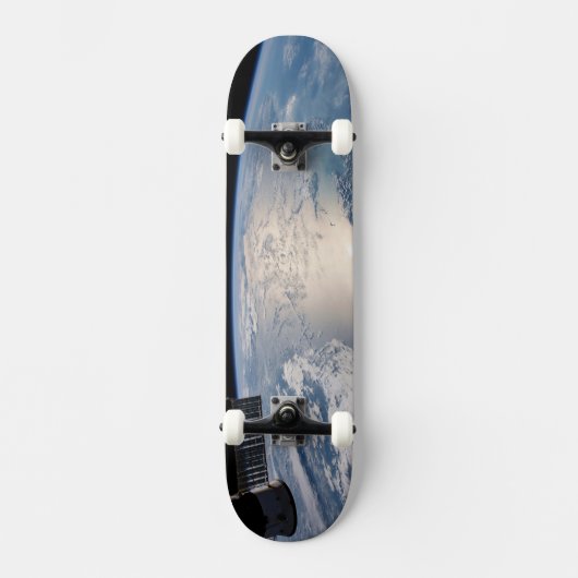 Het internationale ruimtestation boven de Atlantis Persoonlijk Skateboard (Voorkant)