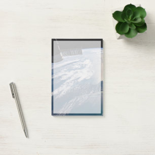 Het internationale ruimtestation boven de Atlantis Post-it® Notes