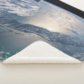 Het internationale ruimtestation boven de Atlantis Sherpa Deken (3/4)