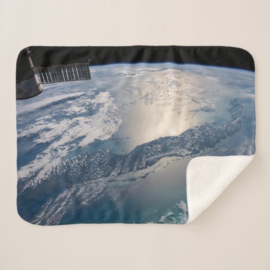 Het internationale ruimtestation boven de Atlantis Sherpa Deken (Voorkant (horizontaal))