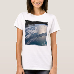 Het internationale ruimtestation boven de Atlantis T-shirt