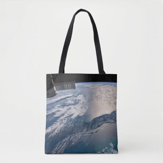 Het internationale ruimtestation boven de Atlantis Tote Bag (Voorkant)