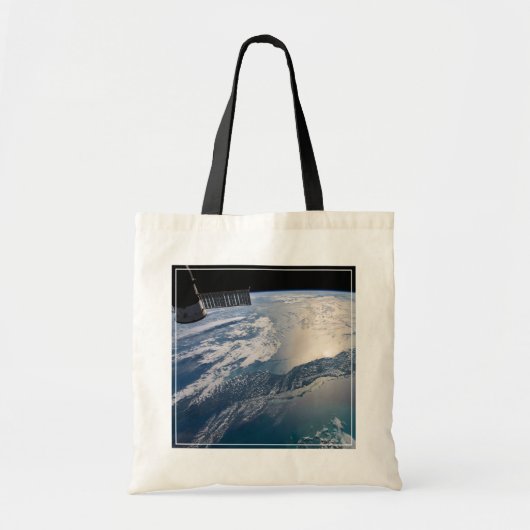 Het internationale ruimtestation boven de Atlantis Tote Bag (Voorkant)