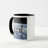 Het internationale ruimtestation in een baan om de mok (Voorkant links)