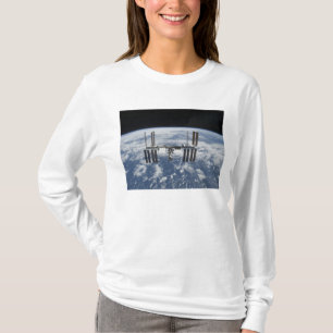 Het internationale ruimtestation in een baan om de t-shirt