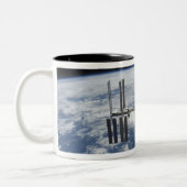 Het internationale ruimtestation in een baan om de tweekleurige koffiemok (Links)