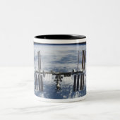 Het internationale ruimtestation in een baan om de tweekleurige koffiemok (Center)