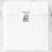 Het invullen van de thee sinds 1773, patriottisch, ronde sticker (Tas)