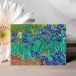 Het Irissen-Briefkaart van Vincent van Gogh Briefkaart<br><div class="desc">Dompel uzelf onder in de levendige schoonheid van Vincent van Gogh's meesterwerk, "Irissen", geschilderd in 1889, met dit boeiende briefkaart. Dit kunstwerk, versierd met een betoverende reeks levendige bloei, illustreert het ongeëvenaarde vermogen van Gogh om de essentie van natuur vast te leggen met gedurfde kleuren en expressieve penseelstreken. Laat de...</div>