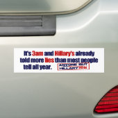 Het is 3am en Hillary's Lying. Bumpersticker (Op auto)