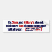 Het is 3am en Hillary's Lying. Bumpersticker (Voorkant)