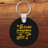 Het is 5 uur overal grappige gepensioneerde staart sleutelhanger (Voorkant)