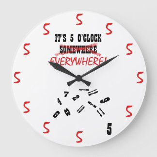 Het is 5 uur overal. grote klok