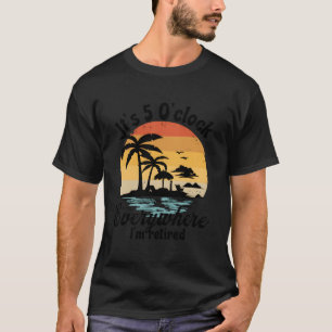 Het is 5 uur overal waar ik met pensioen ben t-shirt