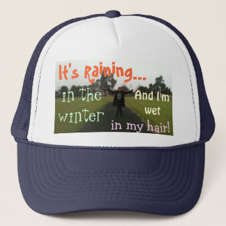 Het is aan het regenen in de winter. trucker pet