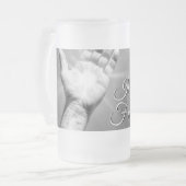 Het is afgewerkt op grijsschaal afgebeelde glazen matglas bierpul (Voorkant links)