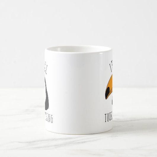 Het is Al Aanraking het Gebruiken Koffiemok (Center)