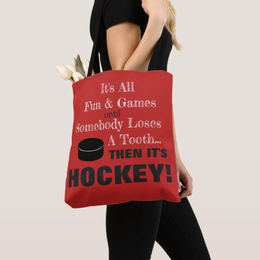 Het is All Fun & Games...Dan is het HOCKEY! Tote Bag (Dichtbij)