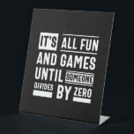 Het is allemaal leuk en games totdat iemand anders reclamebord met voetstuk<br><div class="desc">It's All Fun And Games Until Someone Divides By Zero</div>