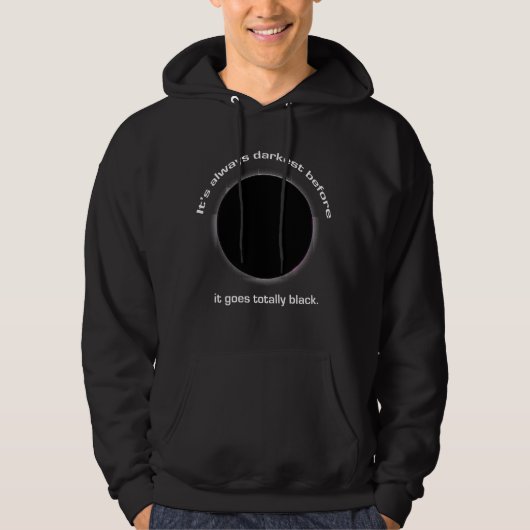 Het is altijd het donkerst voordat het helemaal zw hoodie (Voorkant)