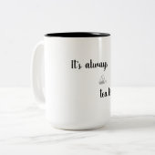 Het is altijd thee-mok met grafisch tweekleurige koffiemok (Voorkant links)