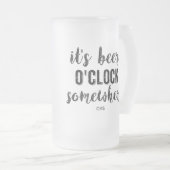 Het is Beer O'Clock ergens waar Funny Monogram Matglas Bierpul (Voorkant rechts)