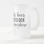 Het is Beer O'Clock ergens waar Funny  Monogram Matglas Bierpul<br><div class="desc">Het is altijd tijd om een biertje te drinken - vooral als je deze grappige mok gebruikt met de tekst: "It's Beer O'Clock Somewhere". Voeg uw 3-lettermonogram toe om aan te passen of te verwijderen.</div>