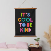 Het is cool om aardig te zijn hangend wandkleed (Slaapkamer)