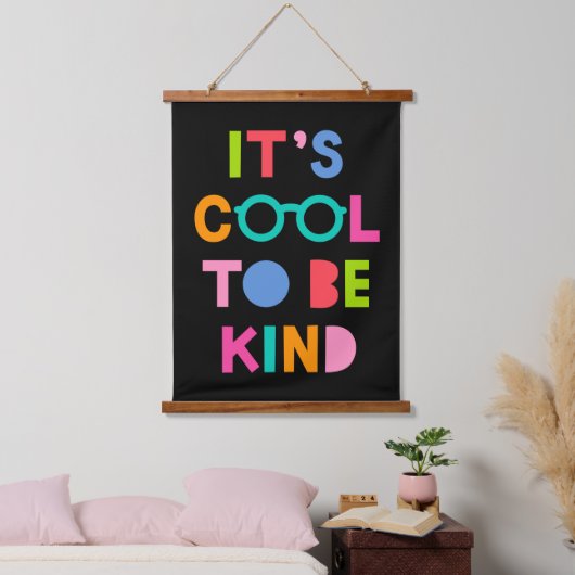 Het is cool om aardig te zijn hangend wandkleed (Slaapkamer)