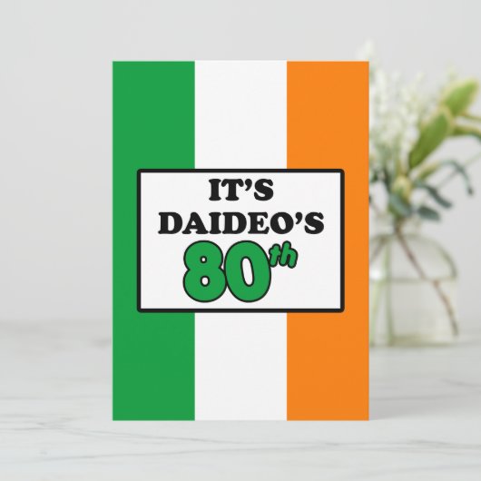 Het is Daideo's 80ste verjaardag Irish Flag Invite Kaart (Staand voorkant)