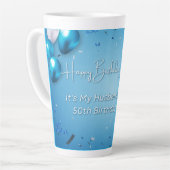 Het is de 50e verjaardag van mijn man, foto toevoe latte mok (Linkerhoek)