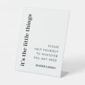 Het is de kleine dwergbathroommandje reclamebord met voetstuk (Voorkant)