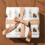 Het is de mooiste tijd van het jaar, Beer Cadeaupapier<br><div class="desc">Dit knusse natuur-geïnspireerde kersthoutontwerp is voorzien van de tekst "het is de mooiste tijd van het jaar." Boven de tekst staat een bruin beer in een winterbos. Deze boslanddierenscène is perfect voor het toevoegen van een vleugje besneeuwde natuur aan uw vakantiewoning.</div>
