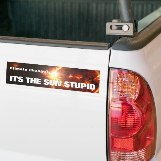 Het is de Sun Stupid Bumpersticker (Op Truck)