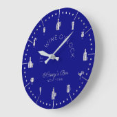Het is de Wine O'Clock Elegant Silver Navy Monogra Grote Klok (Hoek)