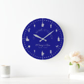 Het is de Wine O'Clock Elegant Silver Navy Monogra Grote Klok (Huis)