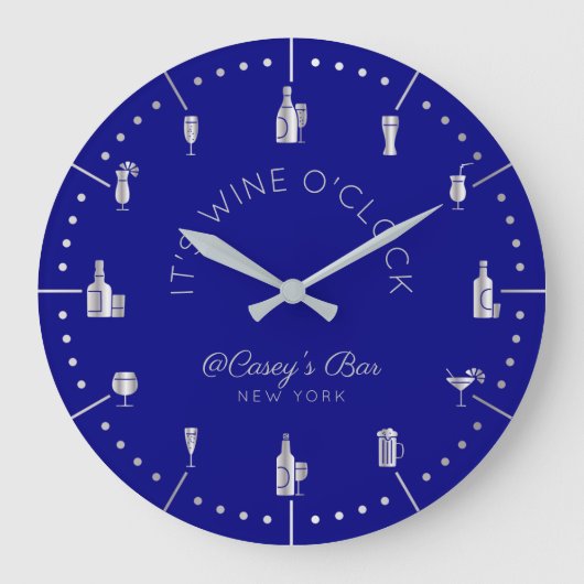 Het is de Wine O'Clock Elegant Silver Navy Monogra Grote Klok (Voorkant)