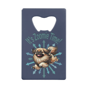 Het is de Zoomie Time Pekingees Creditkaart Flessenopener
