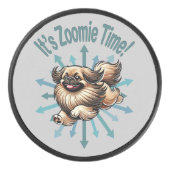 Het is de Zoomie Time Pekingees Hockey Puck (Voorkant)