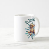 Het is de Zoomie Time Poodle Koffiemok (Voorkant rechts)