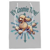 Het is de Zoomie Time Poodle Medium Cadeauzakje (Voorkant)