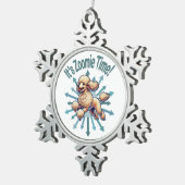 Het is de Zoomie Time Poodle Tin Sneeuwvlok Ornament (Rechts)