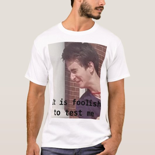 het is dom om me te testen t-shirt (Voorkant)