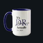 Het is Dr. [Aangepaste naam] Werkelijk ingesteld.  Mok<br><div class="desc">Vier een mijlpaal met de elegante en krachtige "Het is Dr. [Aangepaste naam], eigenlijk - Est. [Jaar]" mok! Perfect voor nieuwe afgestudeerden, academici of professionals, deze marine en witte mok is een stijlvolle manier om zuurverdiende prestaties te eren. Met geavanceerde typografie met een mix van gedurfde en scriptlettertypen, is het...</div>