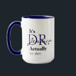 Het is Dr. [Aangepaste naam] Werkelijk ingesteld.  Mok<br><div class="desc">Vier een mijlpaal met de elegante en krachtige "Het is Dr. [Aangepaste naam], eigenlijk - Est. [Jaar]" mok! Perfect voor nieuwe afgestudeerden, academici of professionals, deze marine en witte mok is een stijlvolle manier om zuurverdiende prestaties te eren. Met geavanceerde typografie met een mix van gedurfde en scriptlettertypen, is het...</div>