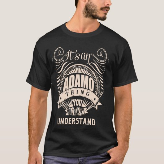 Het is een ADAMO-ding T-shirt (Voorkant)