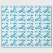 Het is een Baby shower van Rattle Wrapping Paper Cadeaupapier (Vlak)